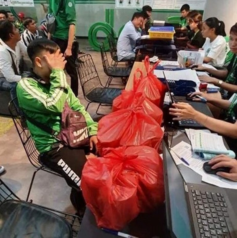 Tài xế bị boom hàng trà sữa trị giá 1,2 triệu đồng