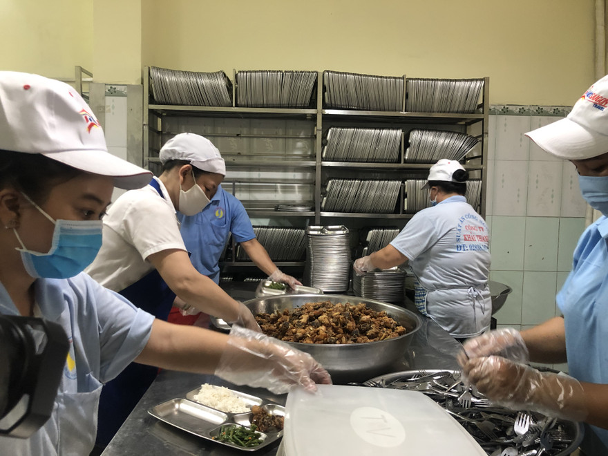 Chuẩn bị suất ăn để đưa đi giao tại công ty Khải Thành