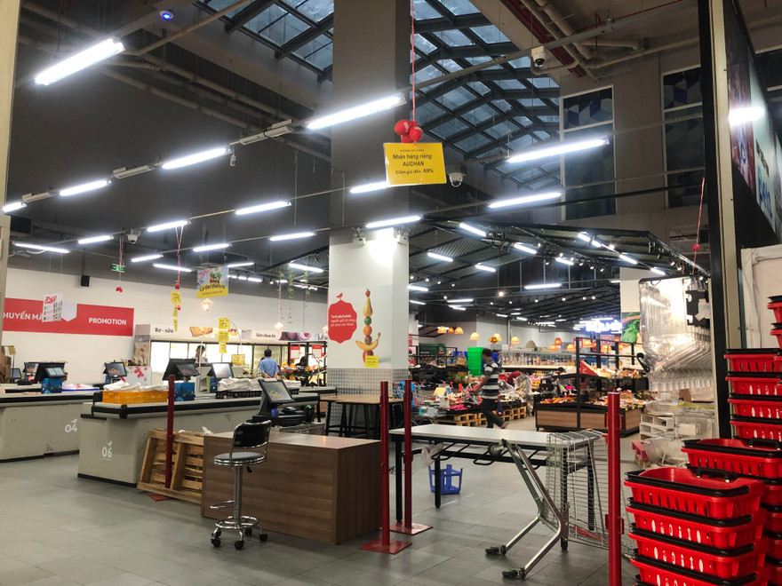 Siêu thị Auchan vắng hoe trước ngày đóng cửa