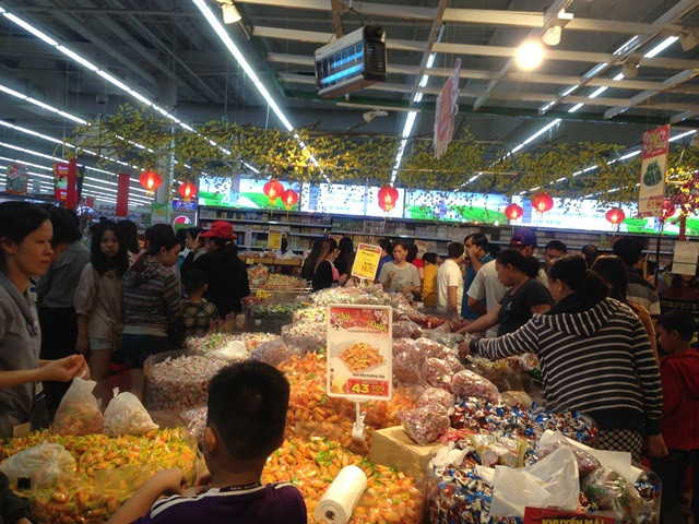 Nữa đêm, người dân Sài Gòn vẫn nhộn nhịp mua sắm tết