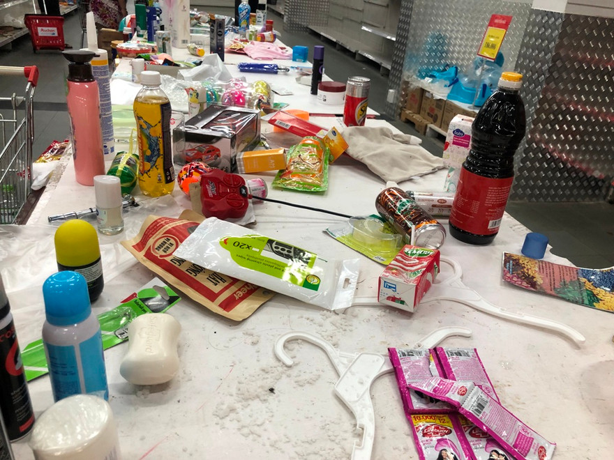 Vô tư uống sữa, vứt lăn lóc trên quầy kệ ở siêu thị Auchan