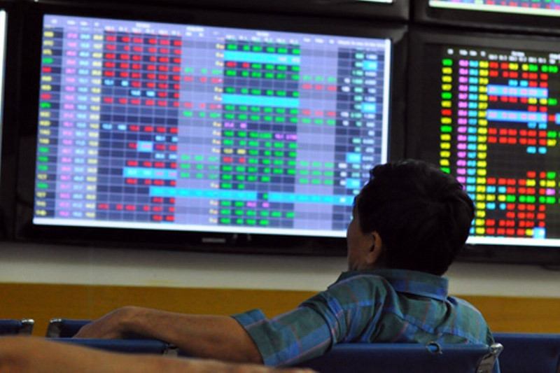 Nhà đầu tư dè dặt đặt lệnh mua - bán cổ phiếu trong những phiên gần đây