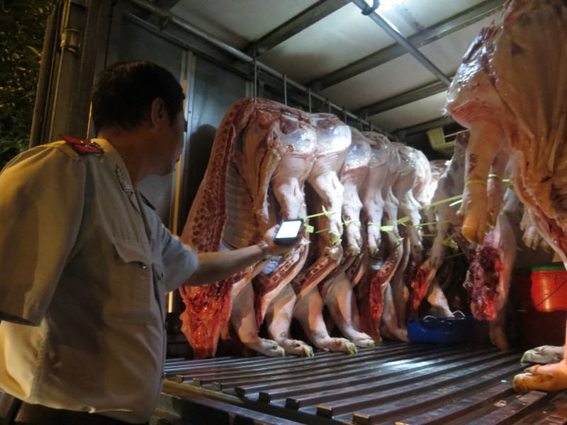 Cán bộ ATTP kiểm tra thông tin vòng truy xuất bằng điện thoại thông minh