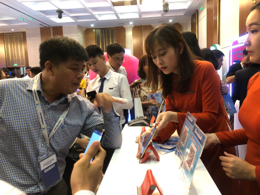 Người dân tìm hiểu thanh toán không dùng tiền mặt