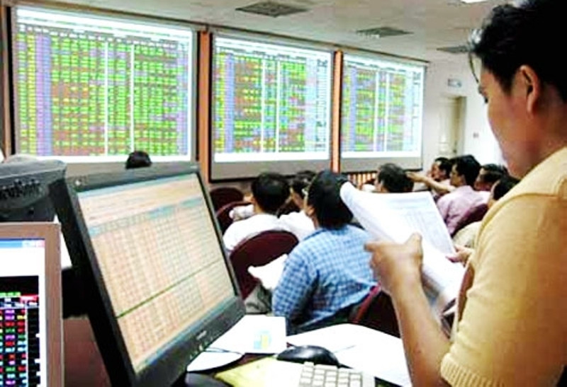 Nhà đầu tư hứng khởi khi chứng khoán duy trì được mốc 1.000 điểm