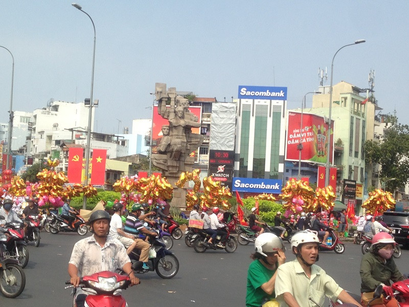 Nhiều chú heo bay được bày bán cho khách hàng đón năm mới
