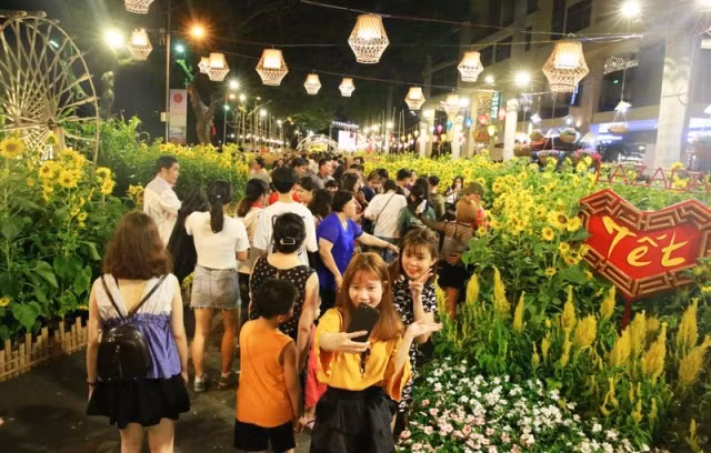 Đông đảo người dân Sài Gòn "check-in" hội chợ Phú Mỹ Hưng ngay ngày khai mạc