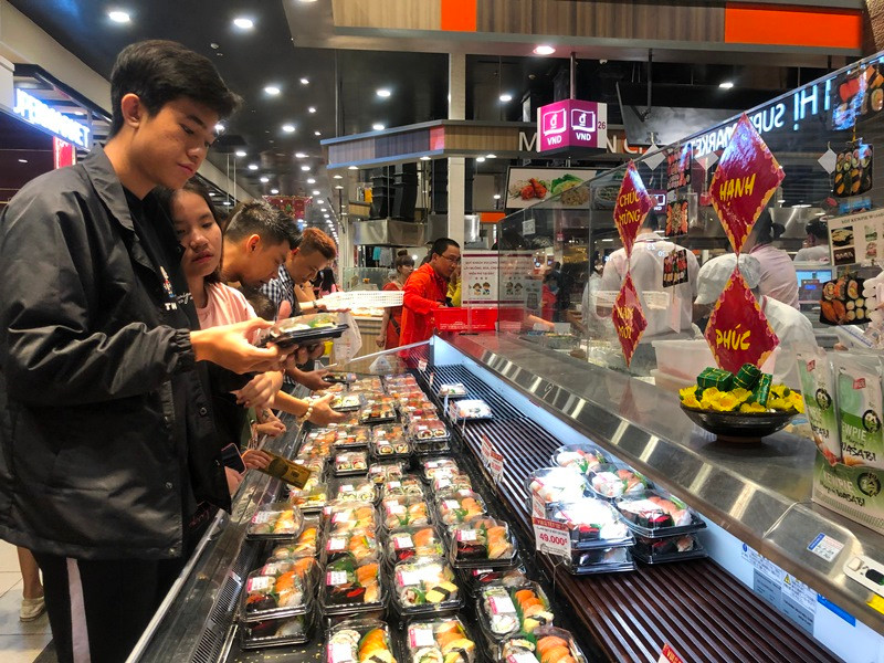 Dân Sài Gòn đổ vào TTTM ăn uống, vui chơi trong ngày nghỉ tết cuối cùng