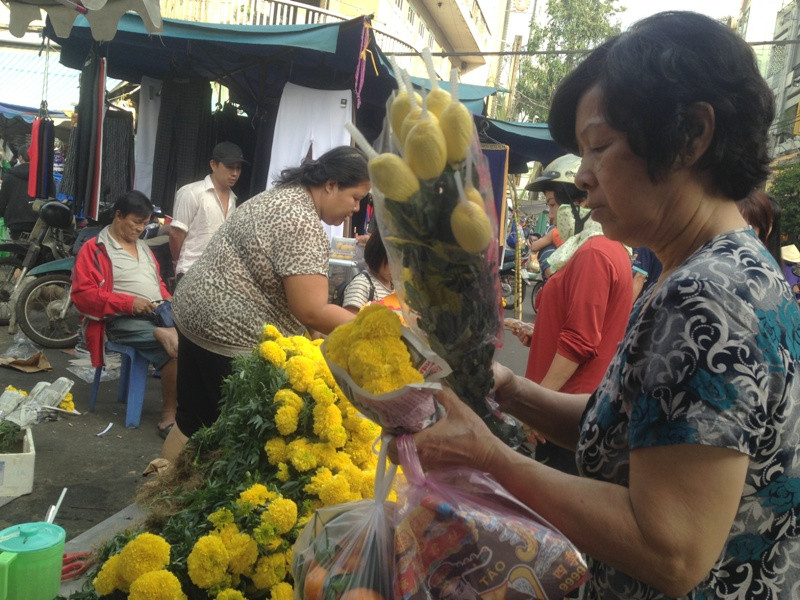 Bông vạn thọ 25.000-30.000 đồng/cây cúng ông Táo