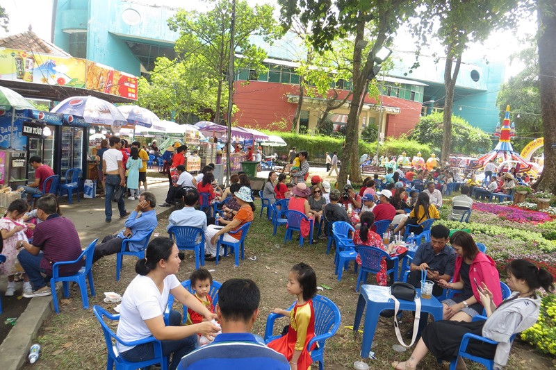 Hàng ăn ở các điểm vui chơi luôn chật kín khách