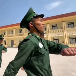 Tân binh Biên phòng rèn tập những bài học đầu tiên trong quân ngũ 