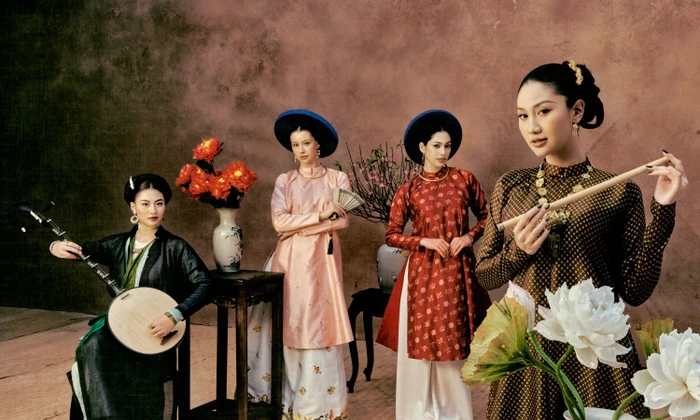 “Gia đình Hoàn vũ” gây chú ý với bộ ảnh Tết tôn vinh vẻ đẹp phụ nữ Việt