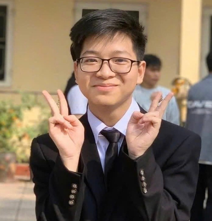 Nguyễn Duy Phong học sinh lớp 12A5 Trường THPT Chương Mỹ A (Hà Nội). phongmy.jpg