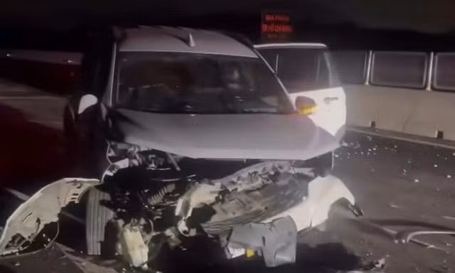 Xe 7 chỗ gặp nạn trên cao tốc chưa mở, 3 người nhập viện