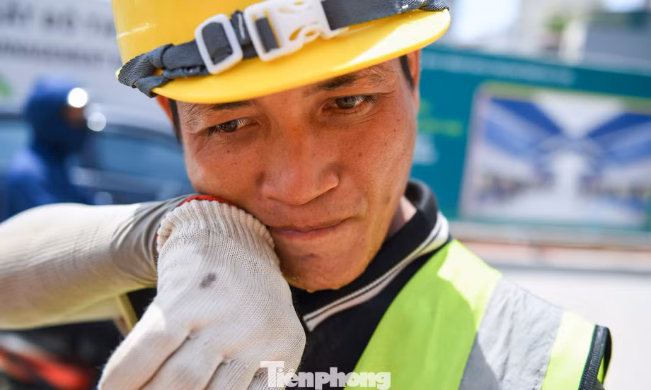 Căng mình dưới nắng hơn 40 độ C trên công trường Vành đai 1
