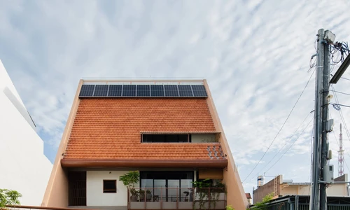 Nhà mái ngói với mặt đứng phá cách 