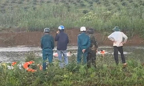 Bé trai đuối nước khi tắm ao