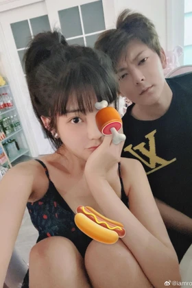 "Chị Hồng" tung tin qua lại nam thần Cbiz, Vương An Vũ phủ nhận hẹn hò Quan Hiểu Đồng