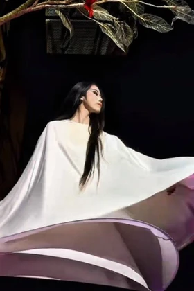 Nữ diễn viên xoay vòng 3 tiếng liên tục trên sân khấu khiến cõi mạng trầm trồ