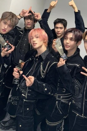 AAA 2025: Stray Kids thắng đậm "sảng hồn", IVE ôm 6 cúp nhận Daesang thứ 10