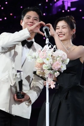 AAA 2025: Park Bo Gum bận rộn, "mẹ của IU" lộ thân phận "fan mom" CORTIS