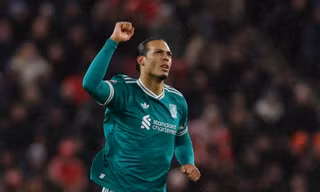 HIGHLIGHTS: Van Dijk toả sáng, Liverpool chỉ còn cách MU 3 điểm 