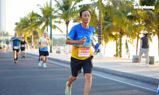 Ngả mũ cụ ông 80 tuổi chinh phục 21km trên đường đua Marathon 