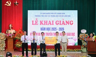 Ông Hồ Nam Tiến – Phó Chủ tịch Thường trực HĐQT LPBank (thứ hai từ phải sang) và BTC Giải Marathon Quốc tế VTV LPBank 2025 trao tặng 300 xe đạp cho học sinh nghèo tỉnh Phú Thọ