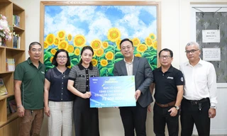 Đại diện báo Tiền Phong và nhà tài trợ JEEP trao quỹ ủng hộ các bệnh nhi có hoàn cảnh khó khăn tại viện Nhi Trung ương sáng 19/10. 