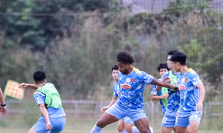 Nguyễn Xuân Son báo tin cực vui với HLV Kim Sang-sik trước trận gặp Lào 