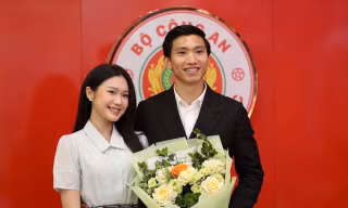 Đoàn Văn Hậu xuất hiện bên Doãn Hải My trong ngày gia hạn hợp đồng với Công an Hà Nội 