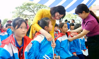'Áo ấm đến trường' tiếp sức học sinh nghèo hiếu học 
