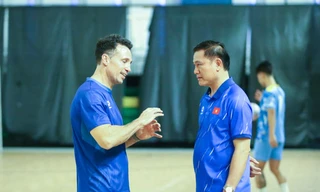 Phó chủ tịch VFF Trần Anh Tú trao đổi với ông Giustozzi về công tác chuyên môn của đội tuyển futsal Việt Nam