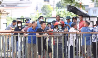 CĐV xếp hàng chờ mua vé xem ủng hộ đội tuyển U23 Việt Nam đá Vòng loại U23 châu Á 2026. 