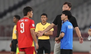 HLV Kim Sang-sik sẽ phải có kế hoạch chu toàn cho U23 Việt Nam trước U23 Philippines (ảnh Hữu Phạm)