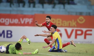 Những trụ cột như Thành Chung đang có dấu hiệu sa sút phong độ, khiến Hà Nội thêm khó khăn