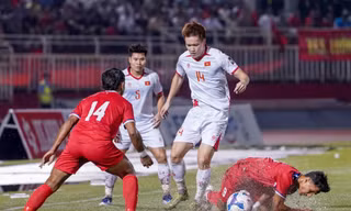Một mình Hoàng Đức ở giữa sân không đủ giúp lối chơi của đội tuyển Việt Nam giàu sức sáng tạo và đột biến. 