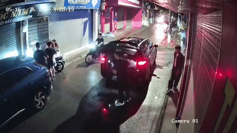 Hà Nội: 2 cô gái đi xe máy bị đuổi đánh giữa đường