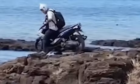 TP NOW: Du khách thản nhiên chạy xe máy lên cổng Tò Vò ở Lý Sơn