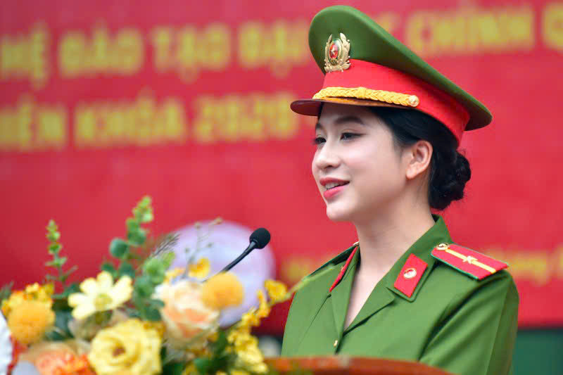 Đinh Vân Anh - học viên lớp B8D, chuyên ngành Trinh sát phòng, chống Tội phạm về Ma túy, Học viện Cảnh sát nhân dân phát biểu tại lễ tốt nghiệp tháng 6/2025.