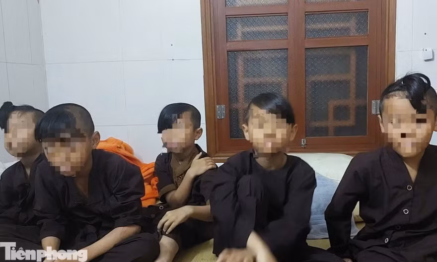 Chiếc roi dùng để đánh các cháu bé tại chùa Bầu, Phú Thọ được bện, làm cán cầu kỳ