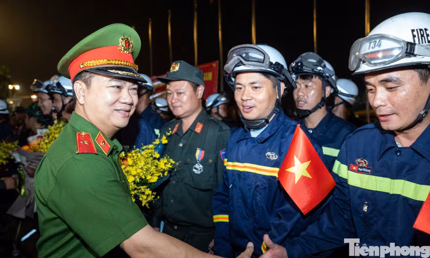 Hình ảnh Đoàn cứu nạn, cứu hộ Việt Nam trở về từ Venezuela