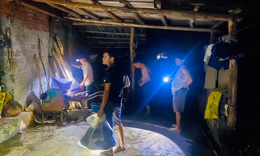 Lào Cai: Di dời 16 hộ dân trong đêm khỏi khu vực có nguy cơ sạt lở