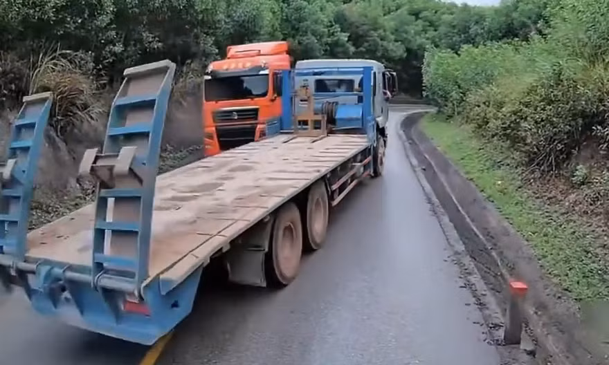 Cục CSGT đề nghị kẻ vạch liền, không cho phép 'mượn' đường ngược chiều để vượt xe