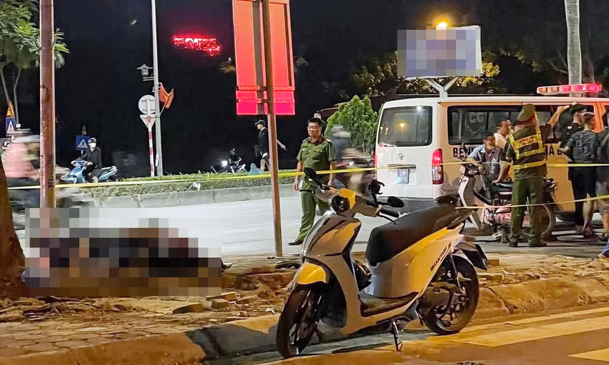 Hà Nội: 2 vụ xe máy tự gây tai nạn, 5 người thương vong