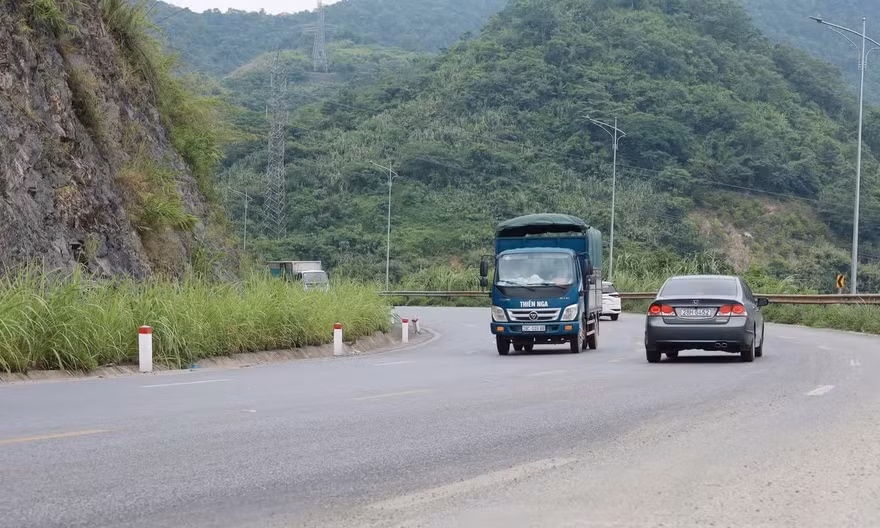 Đề xuất cấm mượn làn đường ngược chiều để vượt xe trên Quốc lộ 6