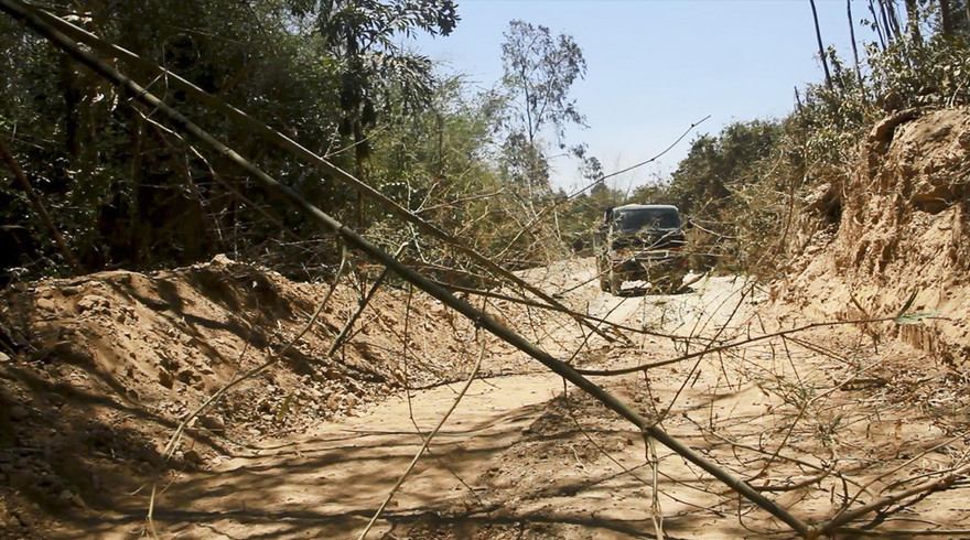 Người dân rào chặn, ngăn cản không cho xe vào lấy đất trái phép Ảnh: Tr.Định