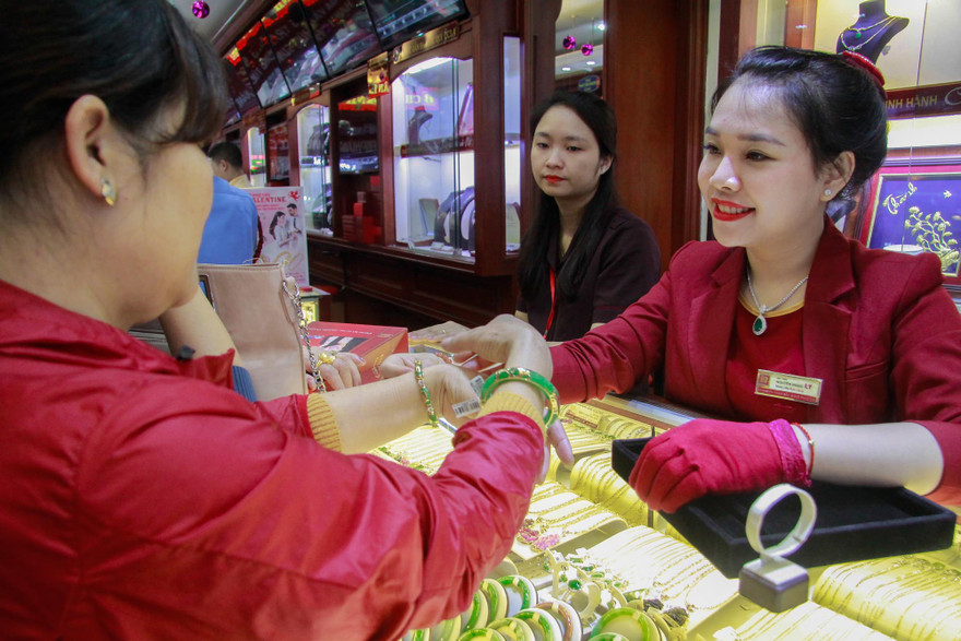 Người dân mua vàng ngày Thần tài. Ảnh: Duy Phạm