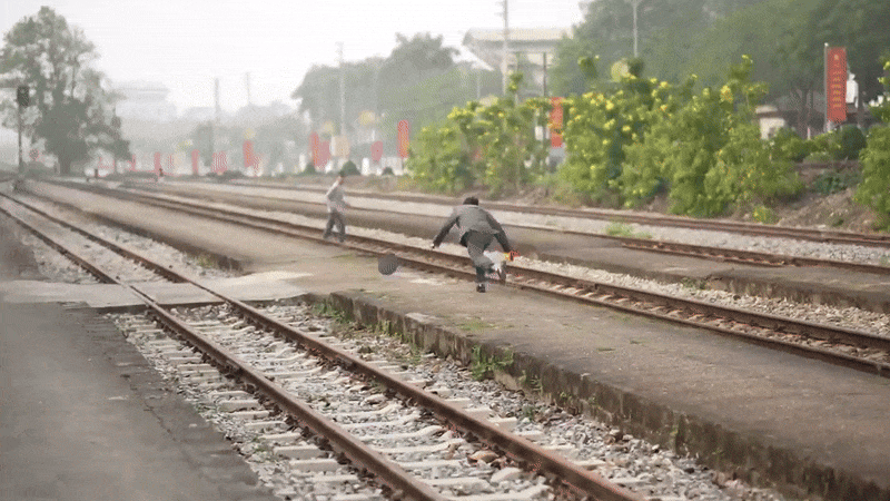 Clip: Băng qua đường sắt trước mũi tàu, người đàn ông thoát nạn trong gang tấc