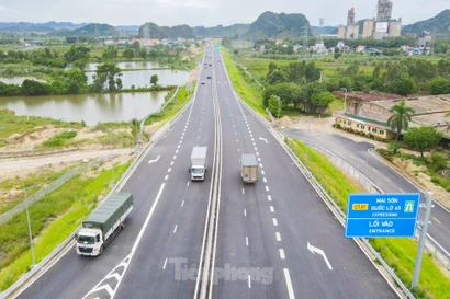 Thu phí 5 tuyến cao tốc từ đêm nay, lái xe cần lưu ý gì?